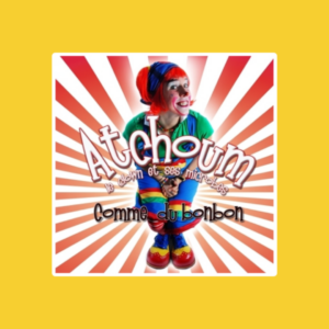 Pochette de l'album jeunesse Atchoum le clown et ses microbes — Comme du bonbon, avec le personnage Atchoum accroupie en costume de clown multicolore et grands souliers rouges, sur fond de rayons rouge et blanc.