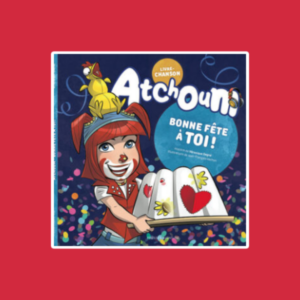 Couverture du livre-chanson jeunesse Atchoum — Bonne fête à toi ! de Véronique Gagné, illustrée avec le personnage Atchoum souriante tenant un livre orné de cœurs rouges, son poulet perché sur la tête, entourée de confettis colorés sur fond bleu nuit.