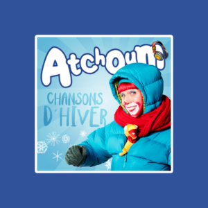 Pochette de l'album jeunesse Atchoum — Chansons d'hiver, avec le personnage Atchoum habillée chaudement en manteau bleu et foulard rouge, tenant une marionnette jaune, entourée de flocons de neige illustrés sur fond bleu ciel.