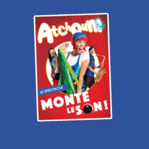 DVD du spectacle jeunesse Atchoum — Monte le son !, avec le personnage Atchoum criant de joie au micro entourée de deux musiciens dont l'un joue du saxophone, sur fond rouge vif.