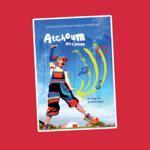 DVD du film jeunesse Atchoum en cavale réalisé par Charlie Mars, avec le personnage Atchoum en costume coloré sautant joyeusement devant un paysage champêtre, entourée de tracés jaunes et de notes de musique dessinés.