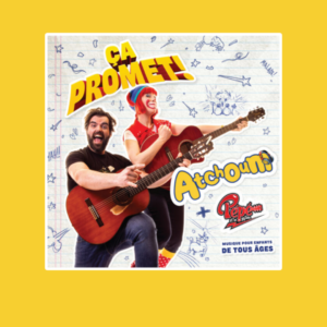 Pochette de l'album jeunesse Ça promet ! — collaboration entre Atchoum et Pepé et ses guitares — avec les deux artistes jouant de la guitare acoustique et chantant avec enthousiasme, sur fond de feuille lignée illustrée de petits dessins enfantins.
