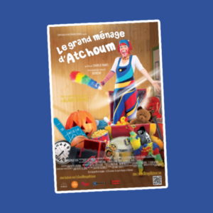 Affiche du film jeunesse Le grand ménage d'Atchoum, réalisé par Charlie Mars, montrant une artiste colorée en salopette multicolore tenant un plumeau arc-en-ciel, entourée d'un amoncellement de jouets et d'objets hétéroclites.