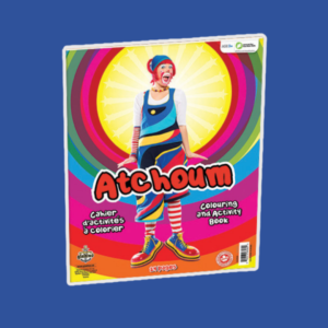 Couverture du cahier d'activités à colorier bilingue Atchoum (24 pages, dès 3 ans), avec le personnage Atchoum en costume multicolore et grands souliers de clown, sur fond de spirales arc-en-ciel.