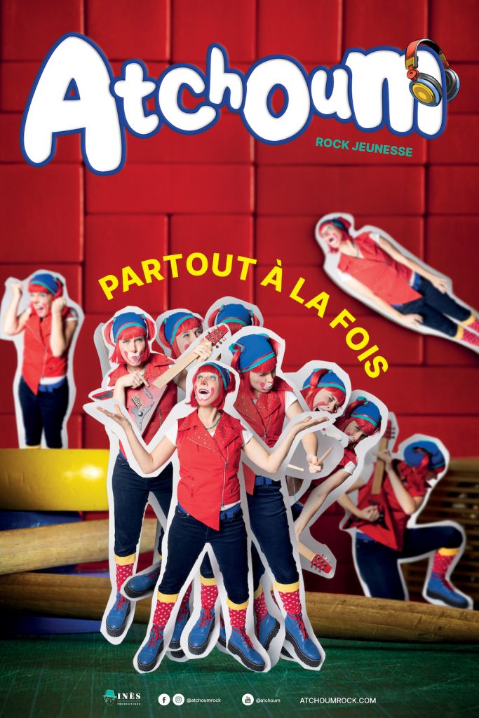 Affiche du spectacle Atchoum Rock Jeunesse — Partout à la fois, avec le personnage Atchoum démultipliée en plusieurs versions d'elle-même en différentes poses rock sur fond de mur rouge, dont l'une jouant de la guitare électrique.