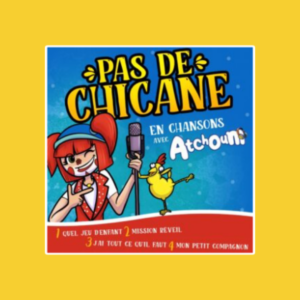 Pochette de l'album jeunesse Pas de chicane — en chansons avec Atchoum, illustrée avec le personnage Atchoum en bande dessinée tenant un microphone aux côtés d'un poulet rigolo, avec quatre titres de chansons listés en bas sur fond rouge.