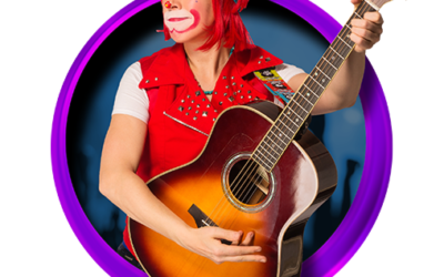 Le personnage Atchoum jouant de la guitare acoustique, encadrée dans un cercle violet, en veste rouge à clous et bobettes bleues sur la tête.