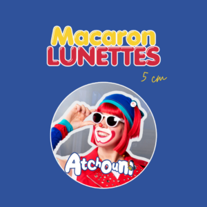 Macaron Atchoum « Lunettes » de 5 cm, badge rond avec le personnage Atchoum souriante abaissant ses lunettes de soleil blanches d'un air espiègle, sur fond bleu.