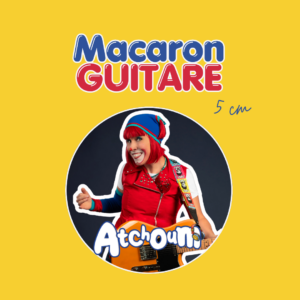 Macaron Atchoum « Guitare » de 5 cm, badge rond avec le personnage Atchoum souriante tenant une guitare électrique orange et faisant un pouce en l'air, sur fond jaune.