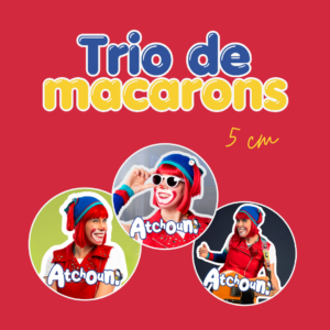 Trio de macarons Atchoum de 5 cm, présentant trois badges ronds avec des photos du personnage Atchoum en différentes poses — souriante, avec des lunettes de soleil, et avec une guitare — sur fond rouge.