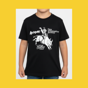 T-shirt noir jeunesse Festival du Cowboy de Chambord – Atchoum fière ambassadrice jeunesse, illustration d'un personnage cartoon chevauchant un taureau