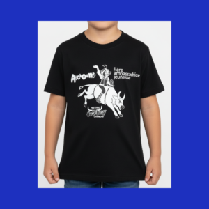 T-shirt noir jeunesse Festival du Cowboy de Chambord – Atchoum fière ambassadrice jeunesse, illustration d'un personnage cartoon chevauchant un taureau