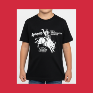 T-shirt noir jeunesse Festival du Cowboy de Chambord – Atchoum fière ambassadrice jeunesse, illustration d'un personnage cartoon chevauchant un taureau
